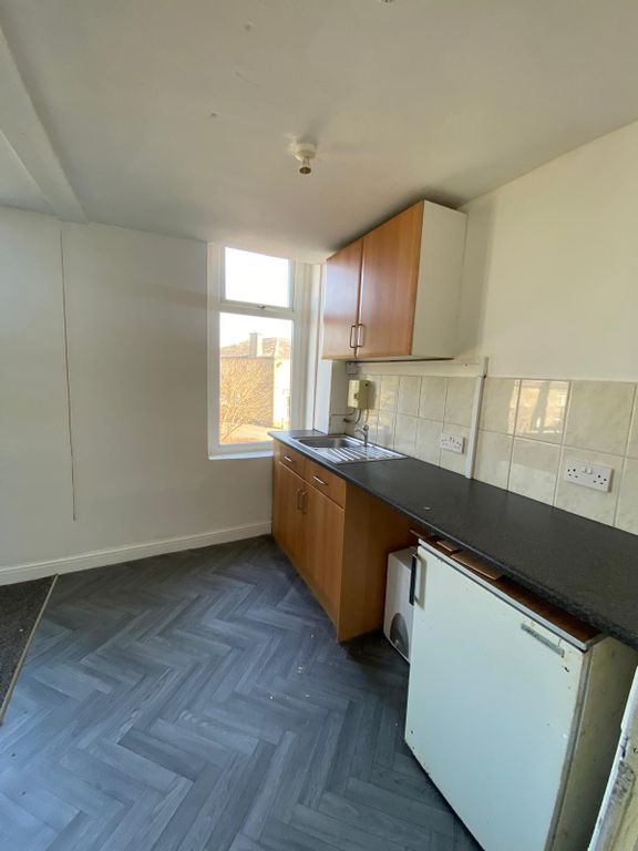 Property photo 1 of 8 Kitchenette