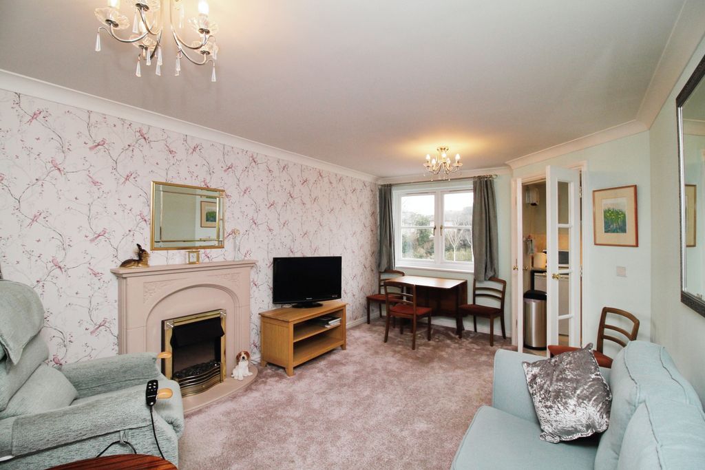 Property photo 1 of 12 Lounge