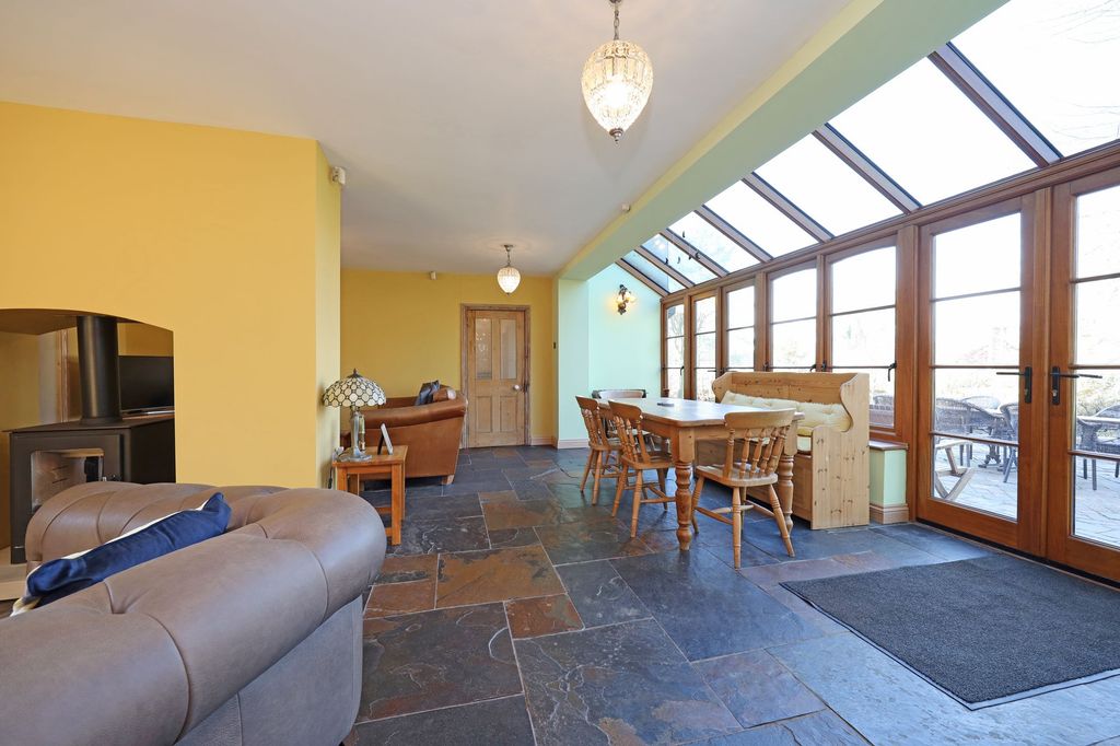 Property photo 2 of 26