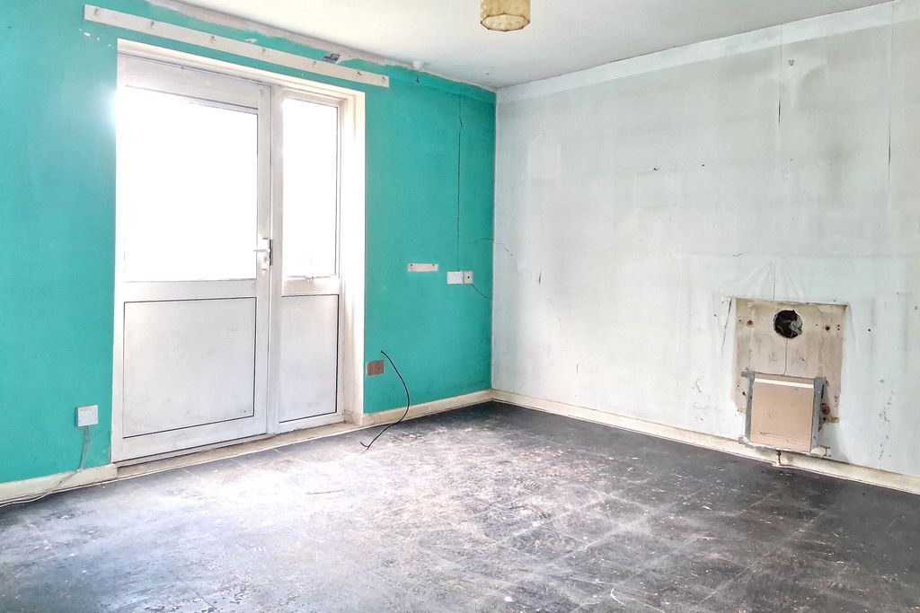 Property photo 2 of 14 33 Cowbridge Crescent, Malmesbury, Wiltshire, Sn16 9Ly