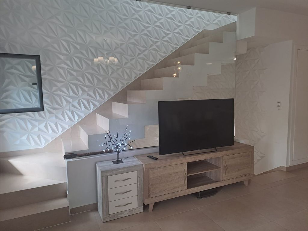 Property photo 1 of 33