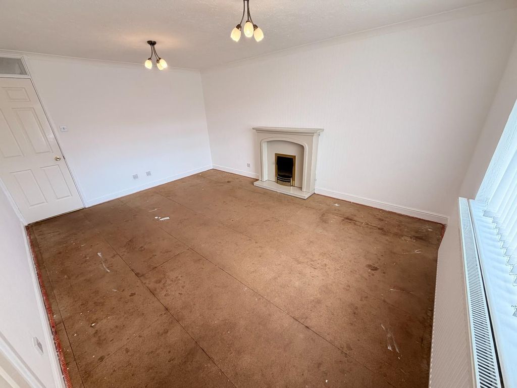 Property photo 3 of 16 Lounge