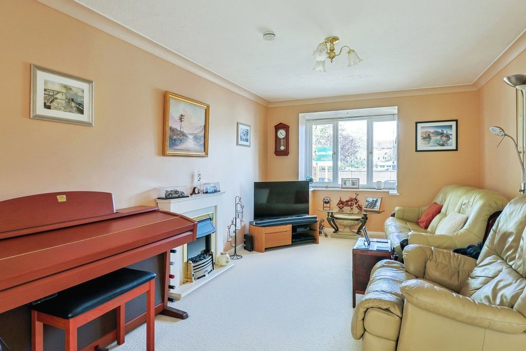 Property photo 3 of 19 Lounge