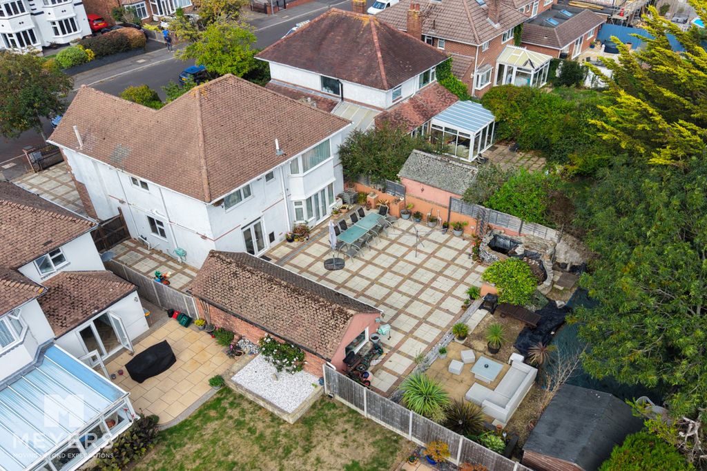 Property photo 2 of 40