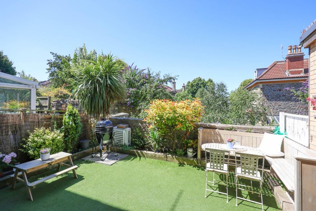 Property photo 3 of 19 2 Courtside Mews 46.Jpg