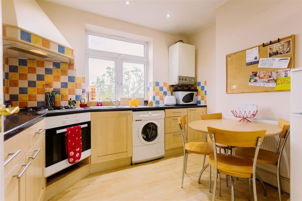 Property photo 2 of 14 Mb_Fonthill Road_Finsbury Park_Davies Davies_01.Jp