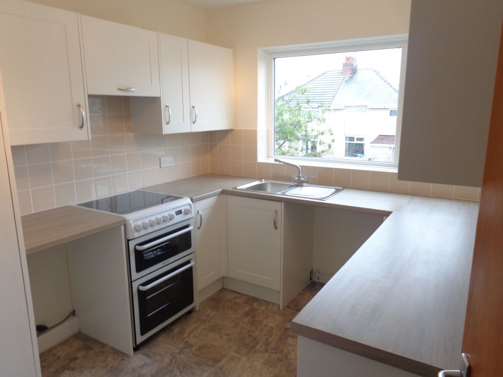 Property photo 2 of 6 Modern Fitted Kitchen