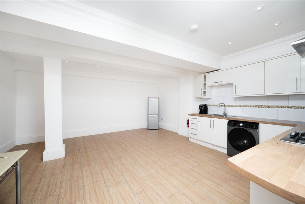 Property photo 3 of 11 P04 (40).Jpg