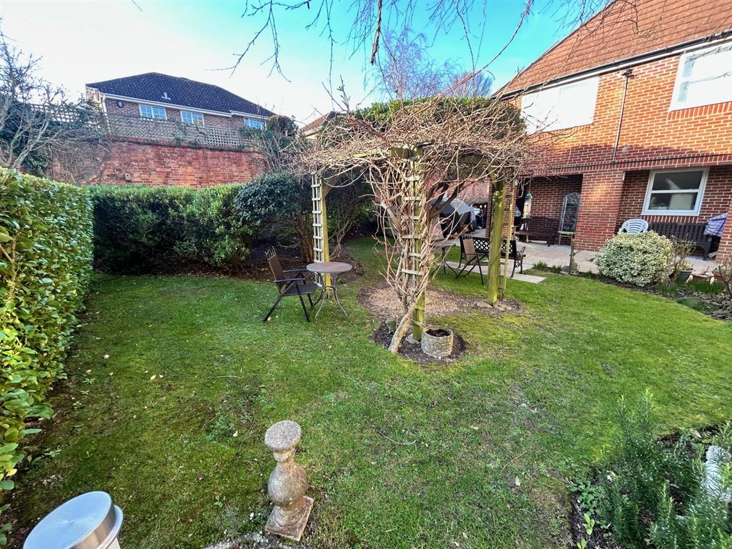 Property photo 3 of 15 01323 438506