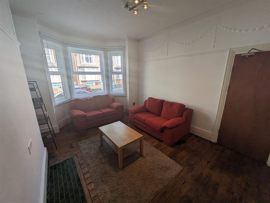 Property photo 2 of 11 Lounge