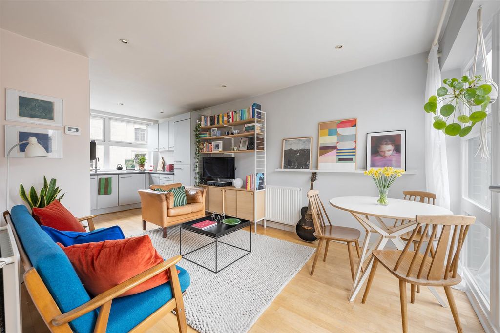 Property photo 1 of 19 Reading Lane, E8