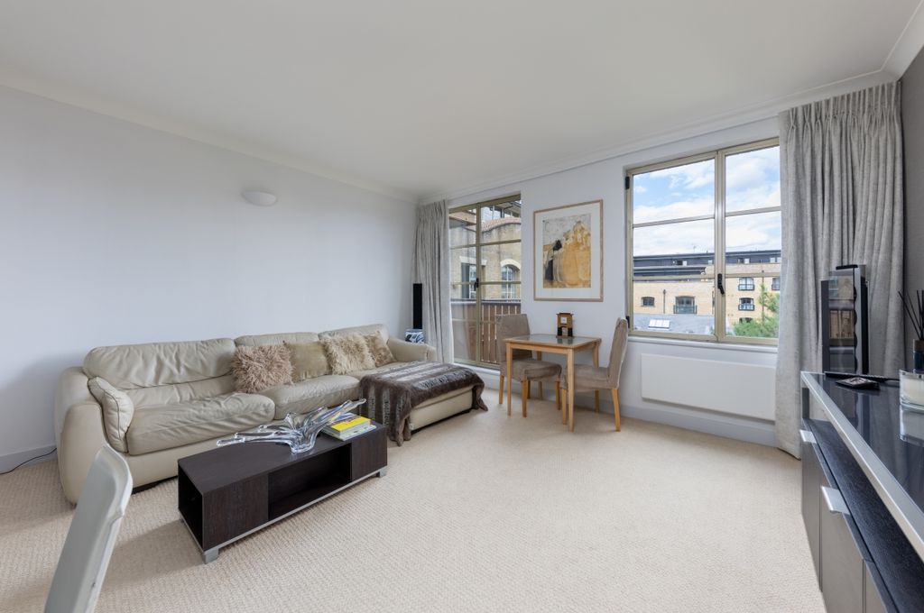Property photo 2 of 12 The Circle F320 (...