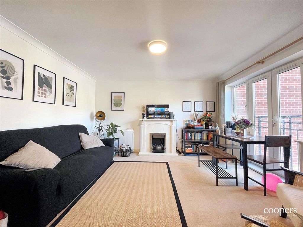 Property photo 2 of 9 Lounge