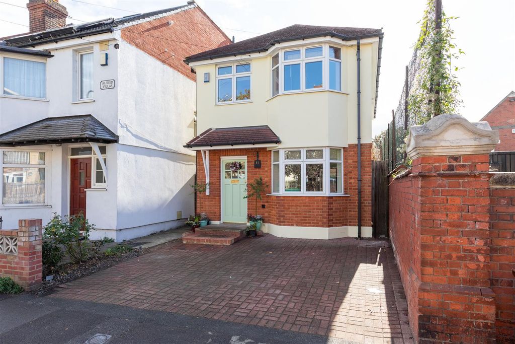 Property photo 1 of 25 Barrett Road, E17
