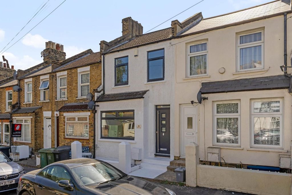 Property photo 2 of 11 9 Elderton Road, Se26 - 14.Jpg