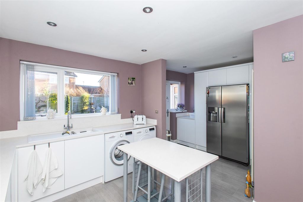 Property photo 3 of 19 Kitchen