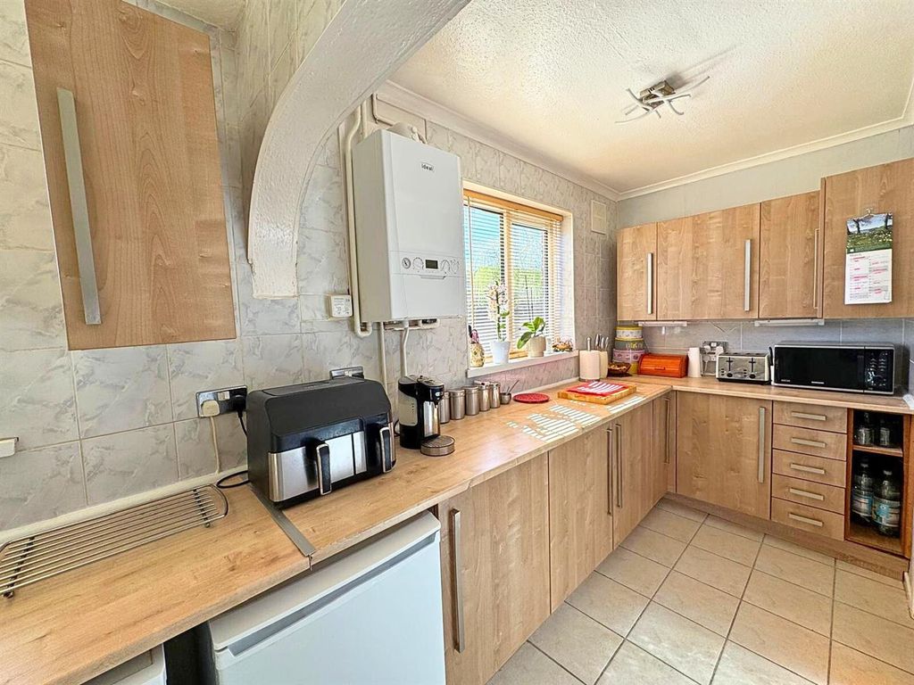 Property photo 2 of 17 Kitchen