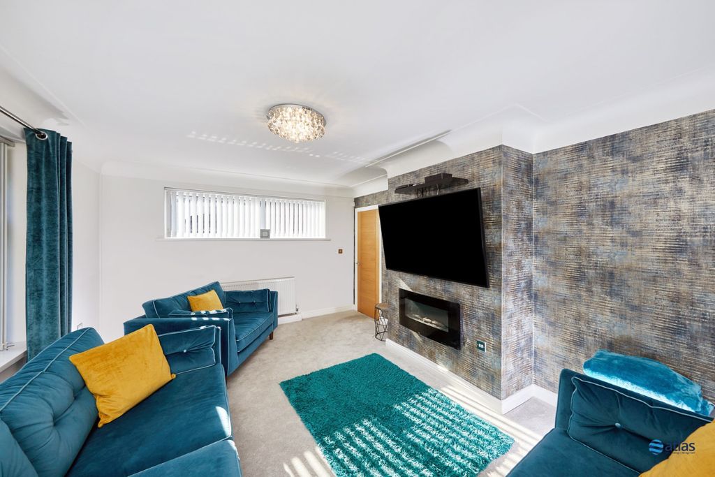 Property photo 2 of 18 Lounge