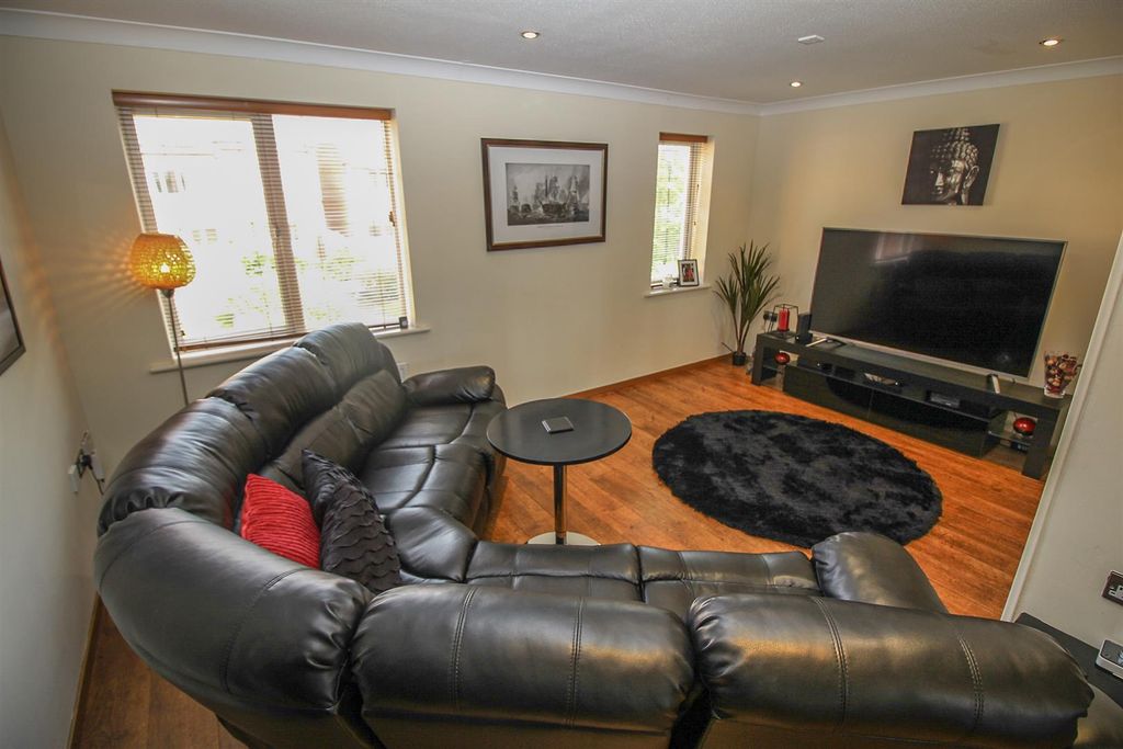 Property photo 3 of 19 Lounge