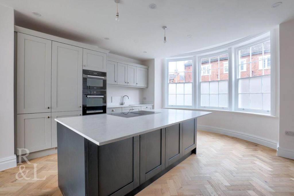 Property photo 3 of 33 8 Kilwardby (16).Jpg