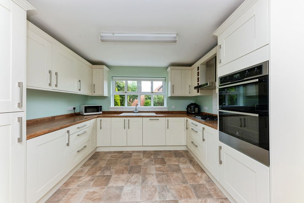 Property photo 3 of 16 Kitchen