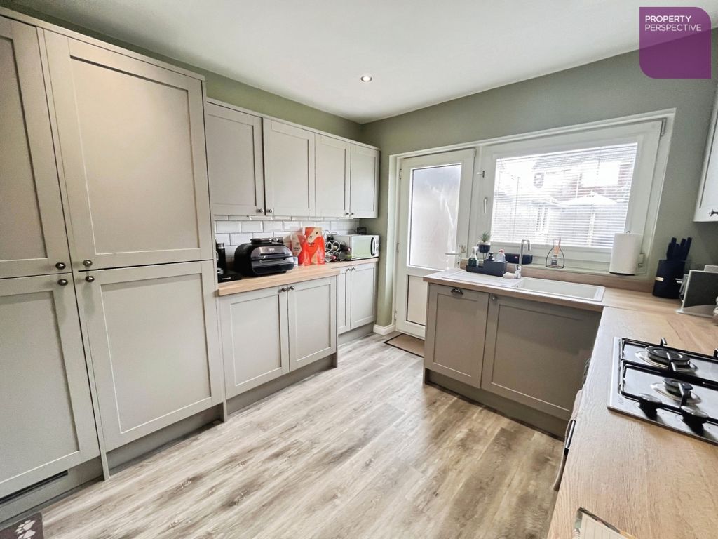 Property photo 3 of 11 Kitchen
