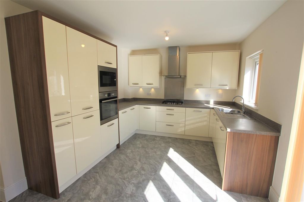 Property photo 2 of 26 Kitchen/Diner
