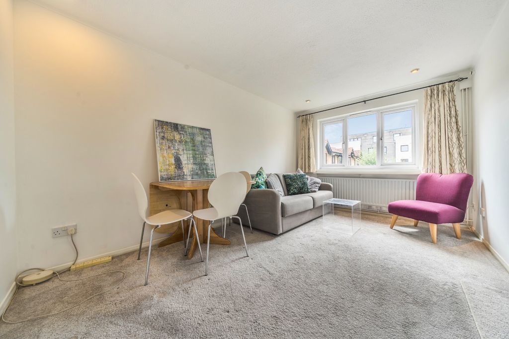 Property photo 3 of 11 4377352