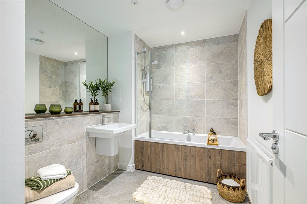 Property photo 1 of 2 Bathroom