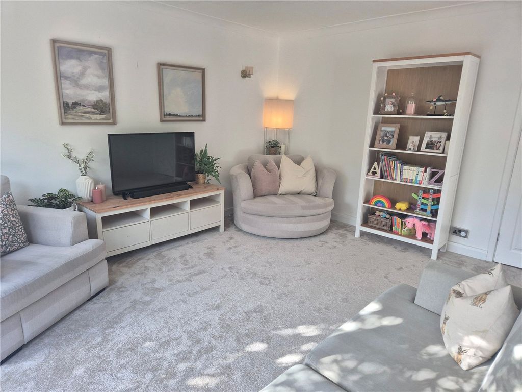 Property photo 3 of 14 Lounge