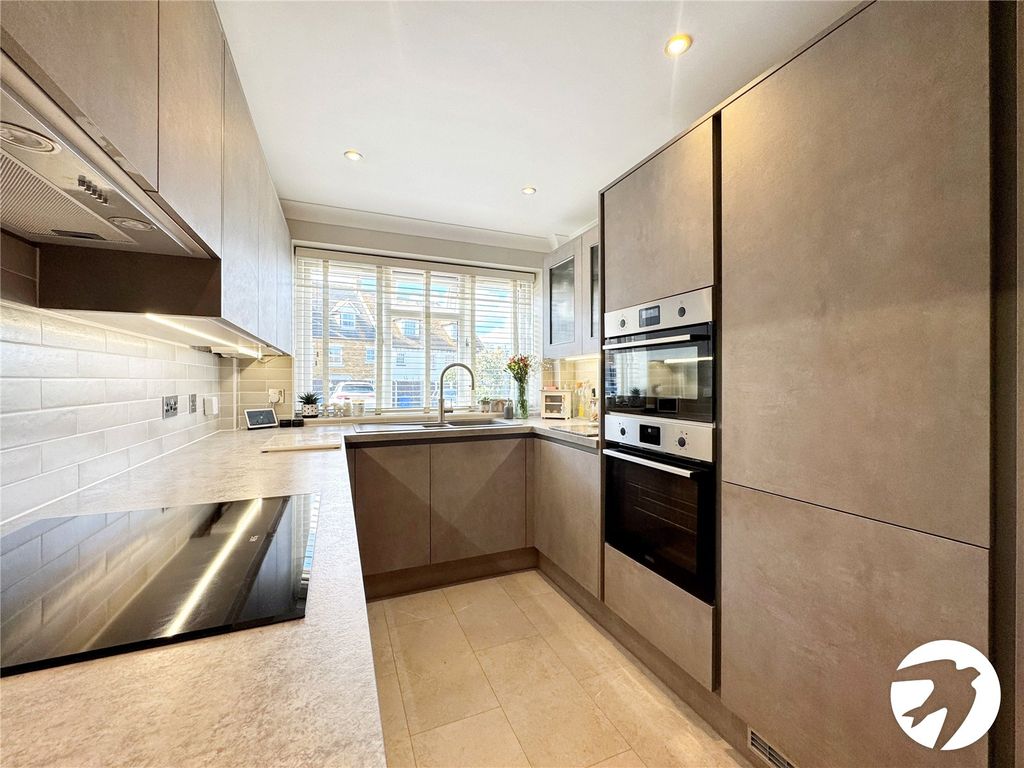 Property photo 3 of 18 Kitchen