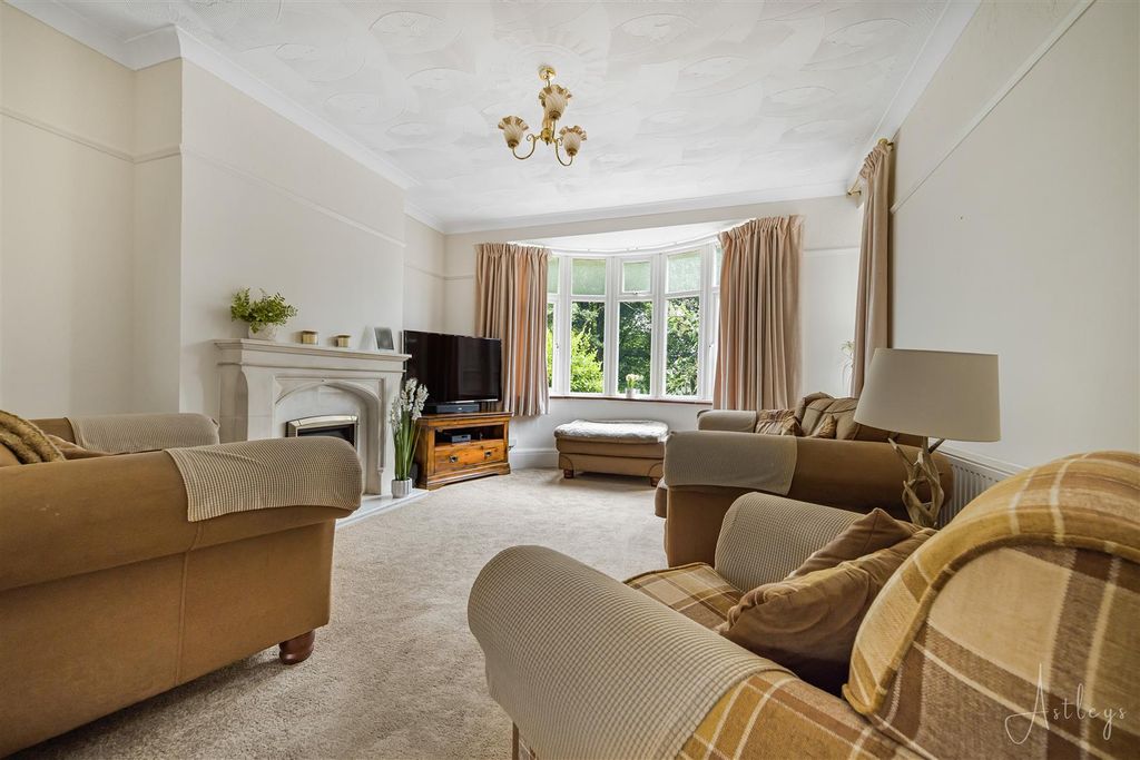 Property photo 3 of 23 Lounge