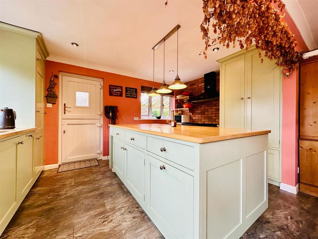 Property photo 3 of 23 Kitchen