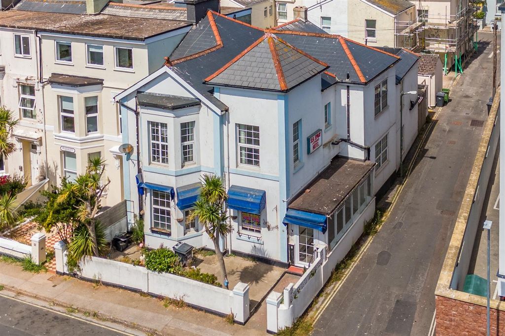 Property photo 2 of 27 Sea Spray House, 1, Beach Road, Paignton, Devon Tq