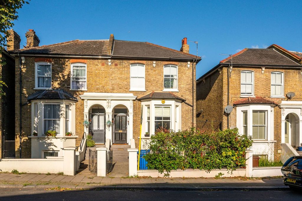 Property photo 2 of 27