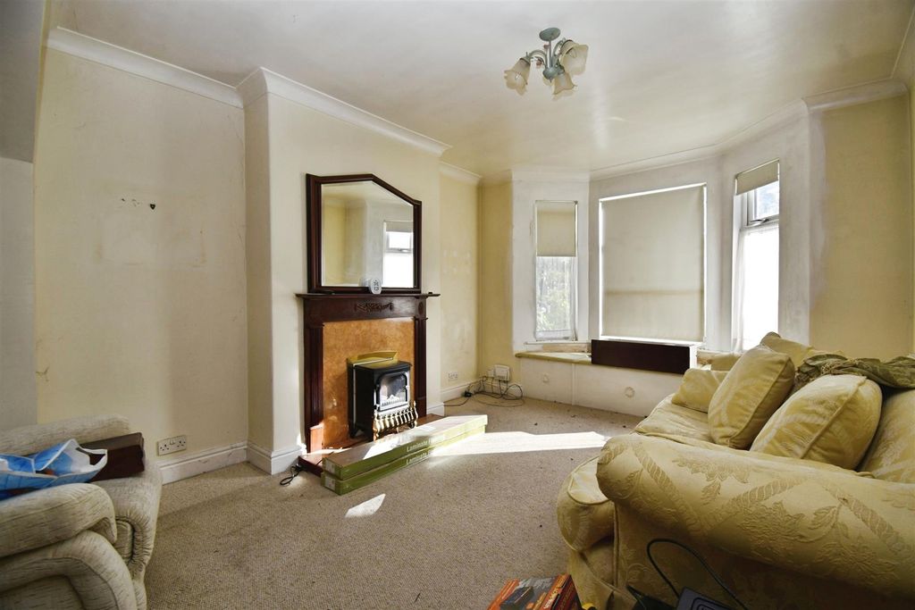Property photo 3 of 18 Lounge
