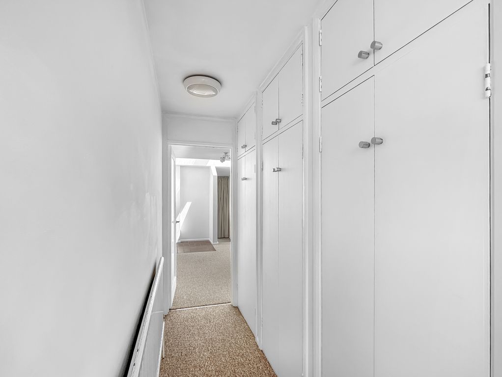 Property photo 2 of 10 Entrance Hall