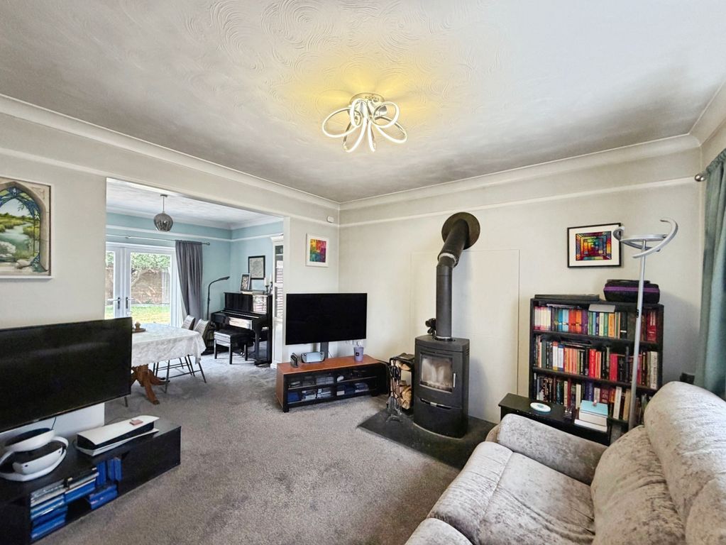 Property photo 3 of 16 Lounge
