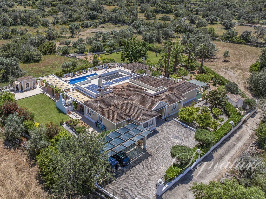 Property photo 1 of 60 Luxury 4-Bedroom Single-Storey Villa In Santa Bárbara De Nexe