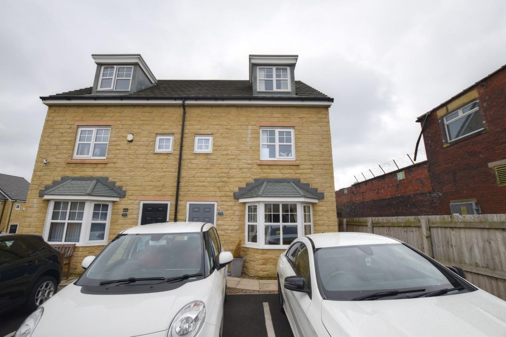 Property photo 3 of 21 Ext 1.Jpg