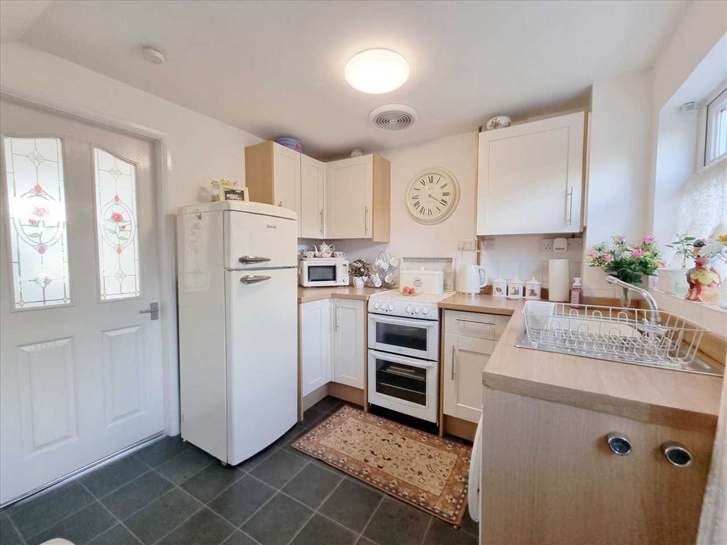 Property photo 2 of 9 Kitchen: