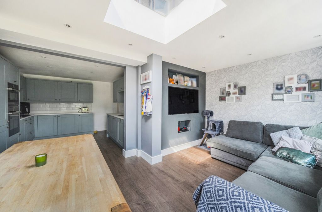 Property photo 2 of 14 11-6821d3813Fae8-1289669-Arw-11