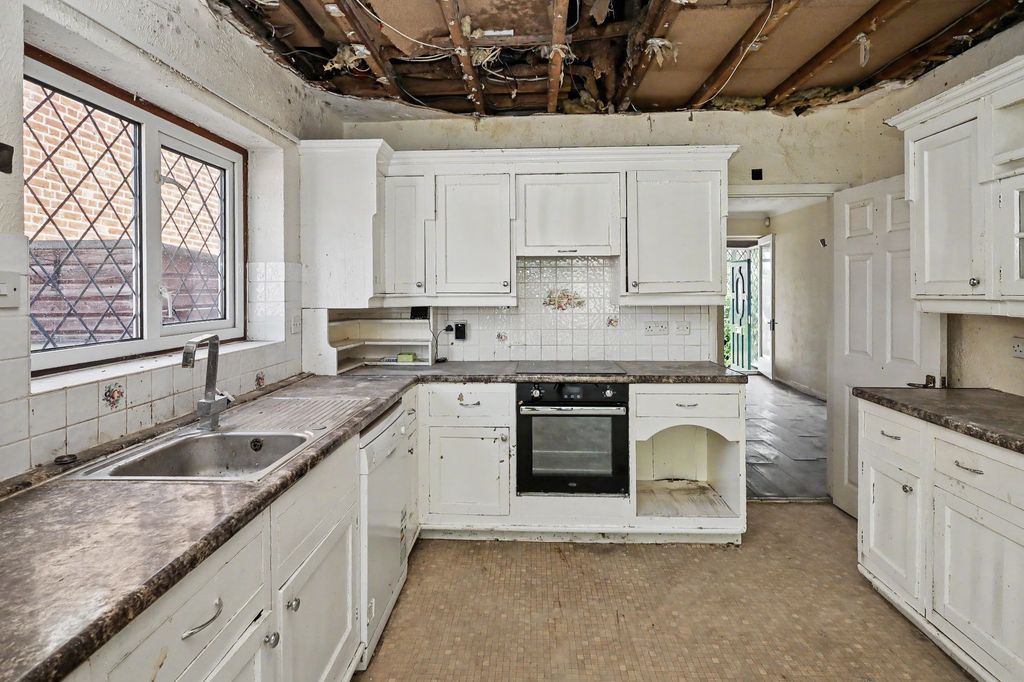 Property photo 2 of 20 56 Lechmere Avenue, Chigwell, Ig7 5Et