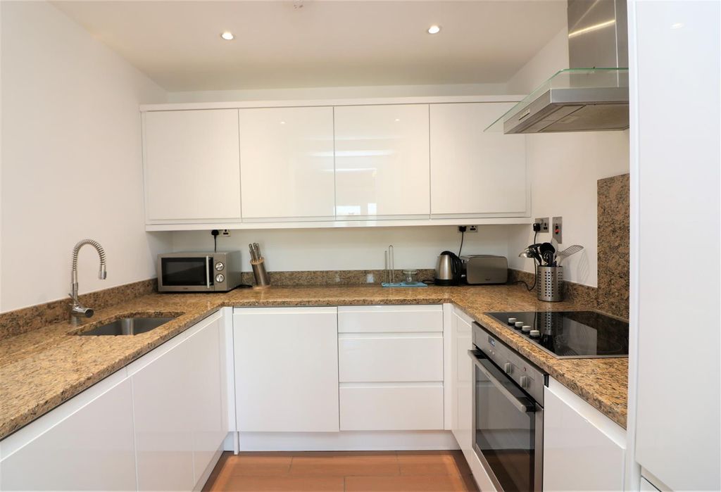 Property photo 3 of 6 Commercial Road.Jpg