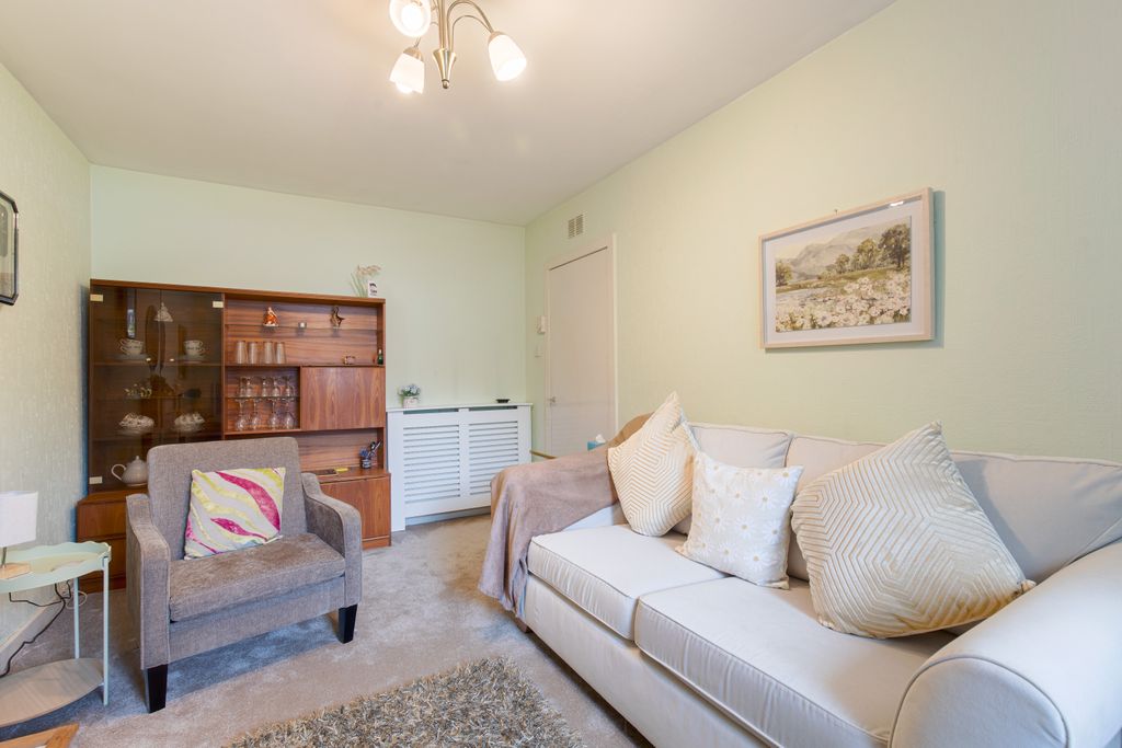 Property photo 3 of 9 Living2