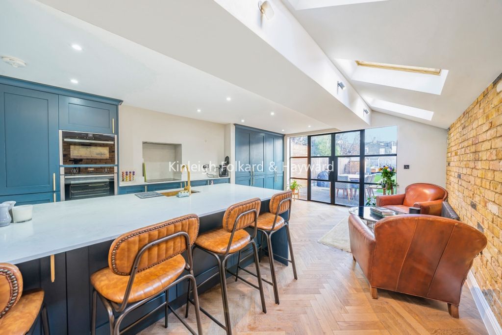 Property photo 1 of 16 0Bbd27Be-F9Bf-4988-A