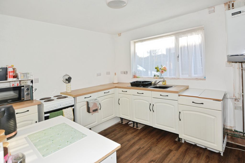 Property photo 2 of 12 Kitchen