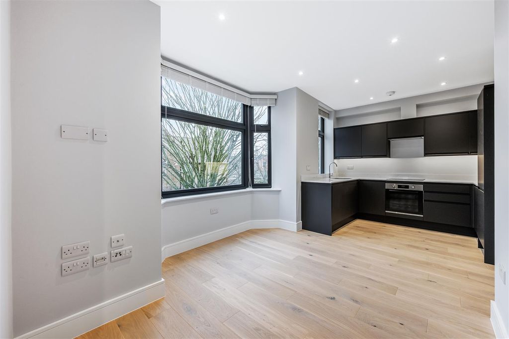 Property photo 2 of 7 Julian Avenue- Flat 1-2.Jpg