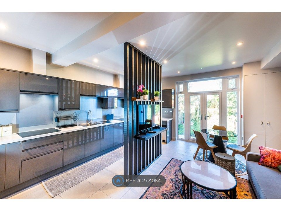 Property photo 2 of 10 Kitchen/Living