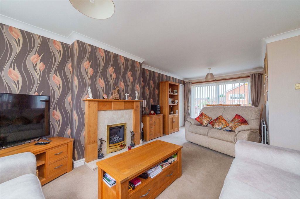 Property photo 2 of 38 Picture No. 18